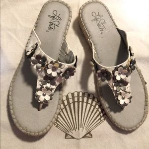 Life Stride Leather Sandal with Flowers Size 9 new
